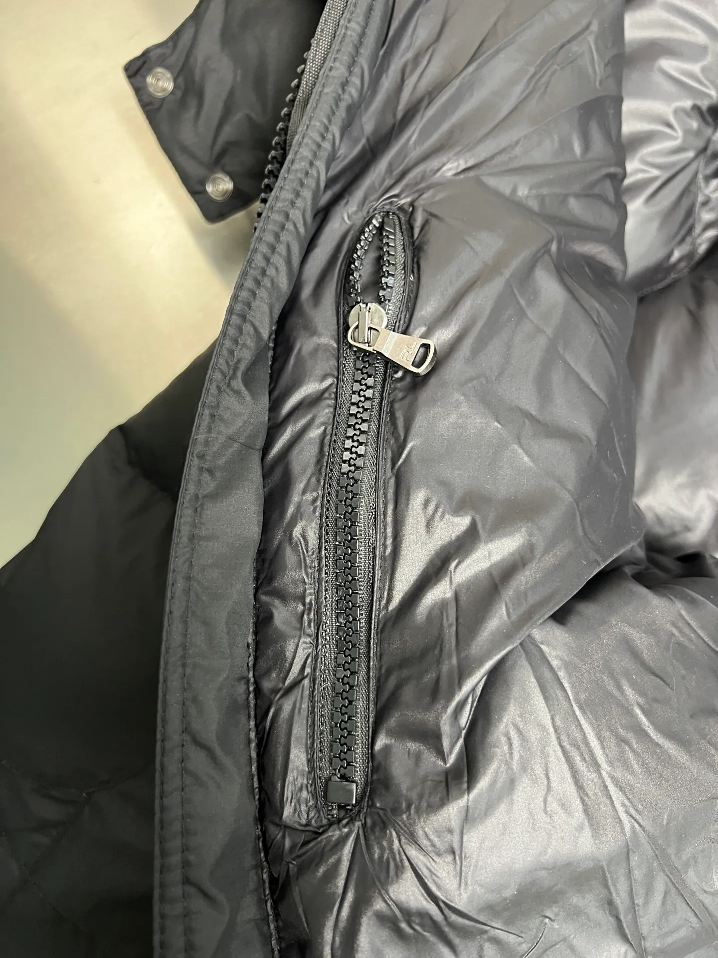 P860 Polo Ralph Lauren 2025 pony embroidered glossy half-turtle collar down jacket. Neat tailoring creates a smart posture, returning to the bustling city. Filled with white duck down. It is warm and comfortable without being bulky. It does not lose its personality and looks low-key. Original customized fabric with a certain sense of color. Color: glossy black, matte black, dark blue. Size: S M L XL XXL